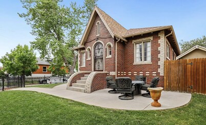 Cozy & spacious apartment walking distance to the best of Denver!