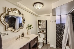 Secador de cabelo, toalhas de banho, sabonete, shampoo