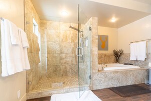 Honeymoon Room | Bathroom | Free toiletries, hair dryer, bathrobes, towels