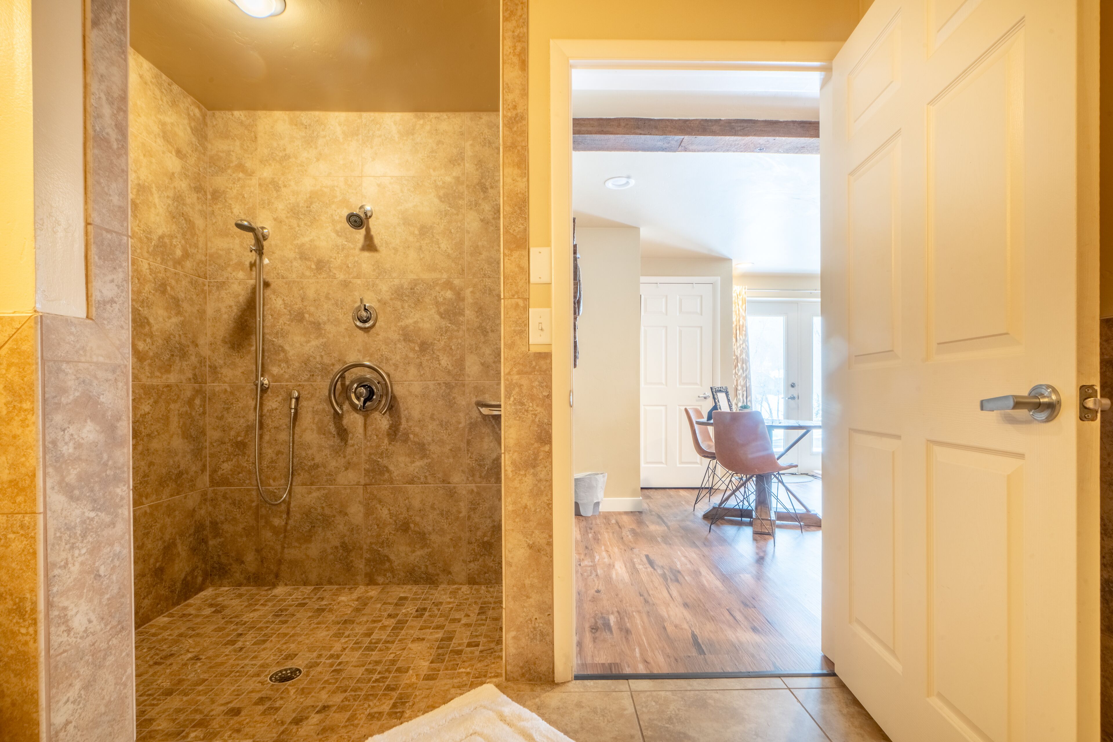 Une salle de bain avec une douche à l’italienne, des toilettes et un lavabo.