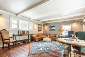 50-inch Smart TV with digital channels, smart speakers - Antlers on the Creek Bed & Breakfast (Durango)