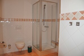 Shower, hair dryer, towels, soap - Ferienwohnung Gerberstein (Ruhla)