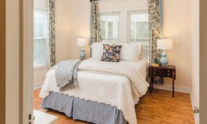 4 bedrooms, iron/ironing board, travel cot, WiFi - Closest to DOWNTOWN! Pet Friendly  (Gainesville)