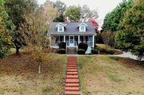 Exterior - Closest to DOWNTOWN! Pet Friendly (Gainesville)