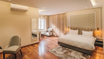 1 bedroom, Egyptian cotton sheets, premium bedding, memory-foam beds