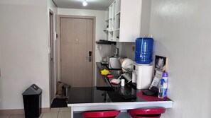 Refrigerador, microondas, parrilla de estufa y tetera eléctrica 