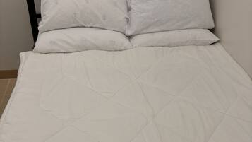 1 soverom, skrivebord, wi-fi (inkludert) og sengetøy