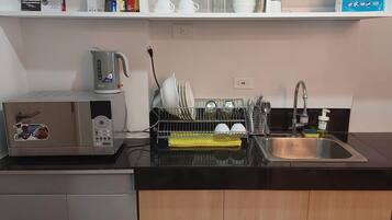 Kjøleskap, mikrobølgeovn, kokeplater og vannkoker