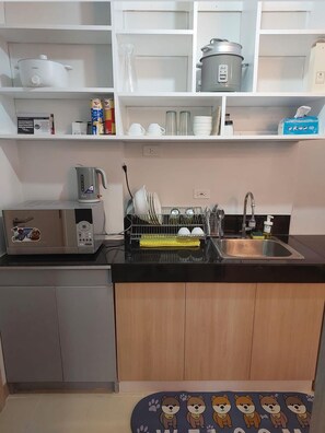 Réfrigérateur, four à micro-ondes, surface de cuisson