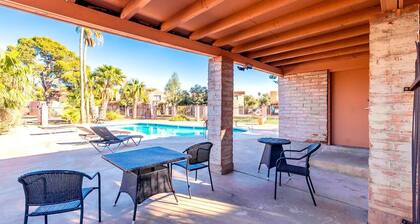 Charming dog-friendly, 2BR/1BA w/ Pool, Mountain Views – Low Summer Rates! 🏖️