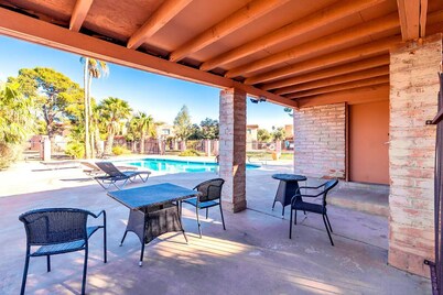 Charming dog-friendly, 2BR/1BA w/ Pool, Mountain Views – Low Summer Rates! 🏖️