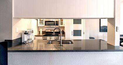 Charming dog-friendly, 2BR/1BA w/ Pool, Mountain Views – Low Summer Rates! 🏖️