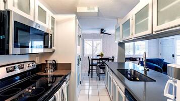 Microondas, horno, parrilla de estufa y lavavajillas