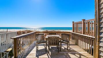 Casa adosada, varias camas, patio, vistas al mar (17711 Front Beach Rd - Surfside 3) | Jardines del alojamiento