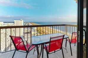 Outdoor dining - ⭐️Epic Penthouse 1902 Sea Watch Great Views Amenities Pool⭐️ (Ocean City)