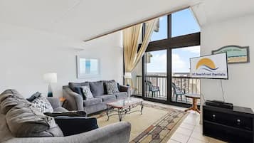 Een smart-tv en boeken