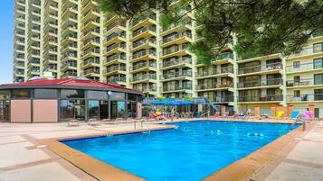 Una piscina techada, una piscina al aire libre