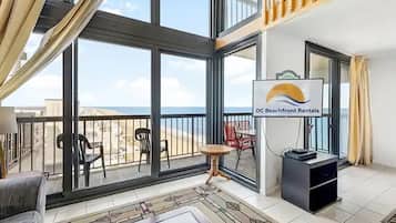 Een smart-tv en boeken