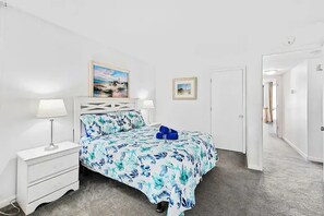 4 habitaciones, escritorio y tabla de planchar con plancha 