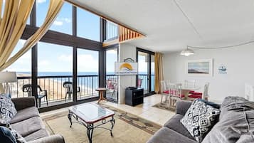 Een smart-tv en boeken