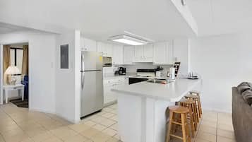 Een koelkast, een magnetron, een oven, een kookplaat