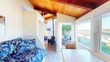 Comfort Room | Living area | Flat-screen TV, books
