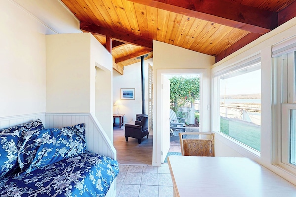 Comfort Room | Living area | Flat-screen TV, books