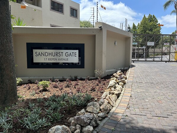 Property grounds - Peaceful home 4,7km to Sandton city (Sandton)