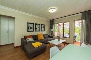Living area - Peaceful home 4,7km to Sandton city (Sandton)