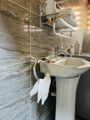 Bidet, towels, soap, shampoo - Welcome to our cozy two-bedroom house with an inviting atmosphere you will love (Accra)