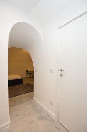 Basement Floor Studio | Roupas de cama antialérgicas, ferros/tábuas de passar roupa