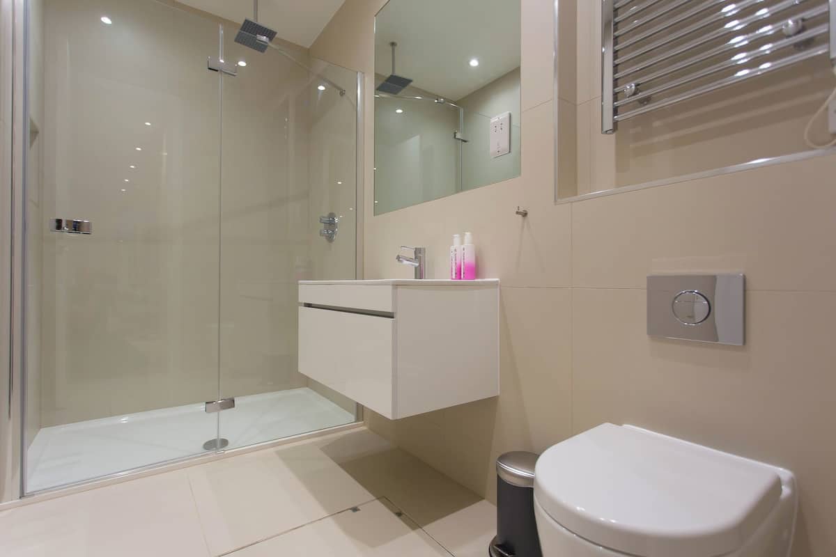 Large Lower Ground Floor Studio | 1 kamar tidur, seprai antialergi, setrika/meja setrika, dan Wi-Fi gratis