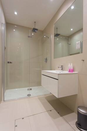 Hypo-allergenic bedding, iron/ironing board, free WiFi - NoHo 132 Serviced Apartments by Concept Apartments (London)