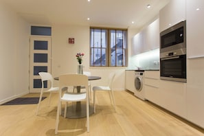 Large Lower Ground Floor Studio | Roupas de cama antialérgicas, ferros/tábuas de passar roupa
