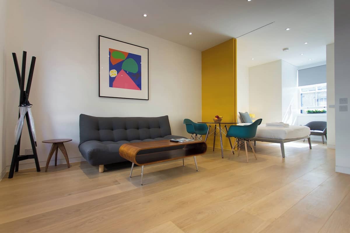 1st Floor Studio | เครื่องนอนป้องกันสารก่อภูมิแพ้, เตารีด/โต๊ะรีดผ้า, Wi-Fi ฟรี