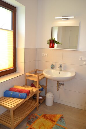 تجهيزات دش، مجففات شعر، مناشف، صابون