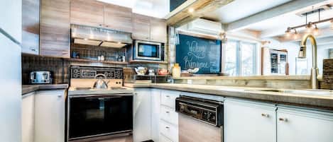 Een koelkast, een magnetron, een oven, een kookplaat