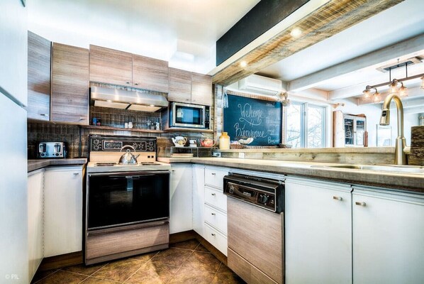 Køleskab, mikrobølgeovn, ovn, kogeplade