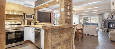 冷蔵庫、電子レンジ、オーブン、コンロ