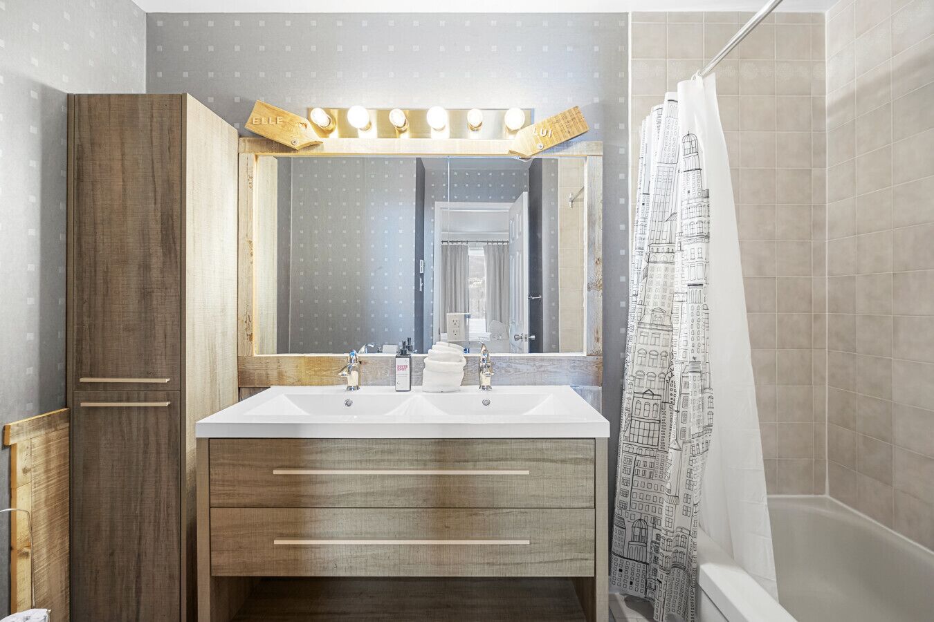 Sèche-cheveux, serviettes fournies