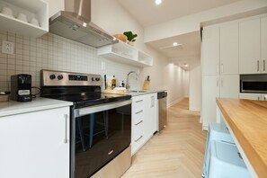 Fridge, microwave, stovetop, dishwasher - Urban Gem in Le Plateau by Denstays (Montréal)