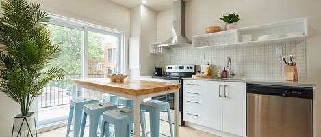 Refrigerador, microondas, placa de cocina, lavavajillas