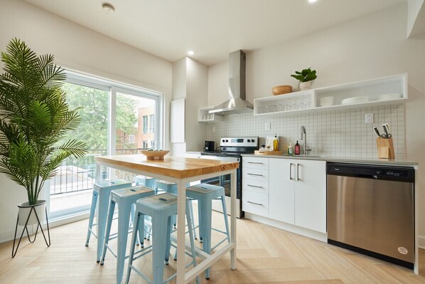 Fridge, microwave, stovetop, dishwasher - Urban Gem in Le Plateau by Denstays (Montréal)