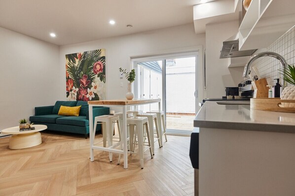 Refrigerador, microondas, horno, placa de cocina