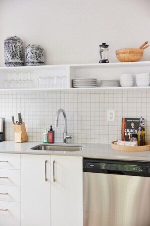 Een koelkast, een magnetron, een oven, een kookplaat