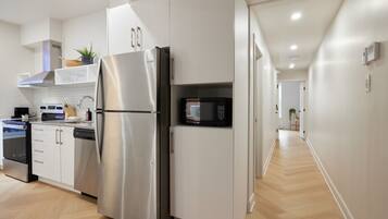 Refrigerador, microondas, horno y parrilla de estufa