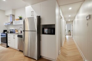 Fridge, microwave, oven, stovetop - Chic 2 Bedroom apartment in Le Plateau by Denstays (Montréal)