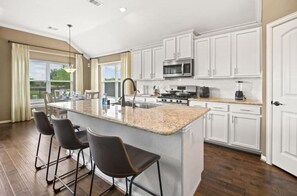 Private kitchen - Luxurious home With Lake View (Richmond)