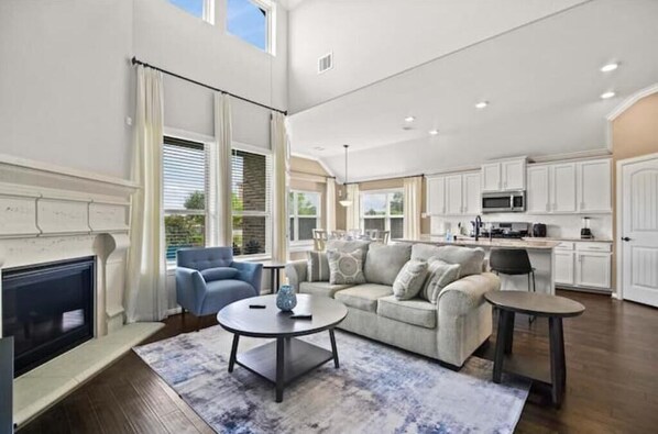 Living area - Luxurious home With Lake View (Richmond)