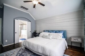 4 bedrooms - Luxurious home With Lake View (Richmond)